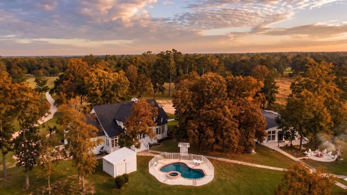 Fall weddings in Houston at Waverly Manor